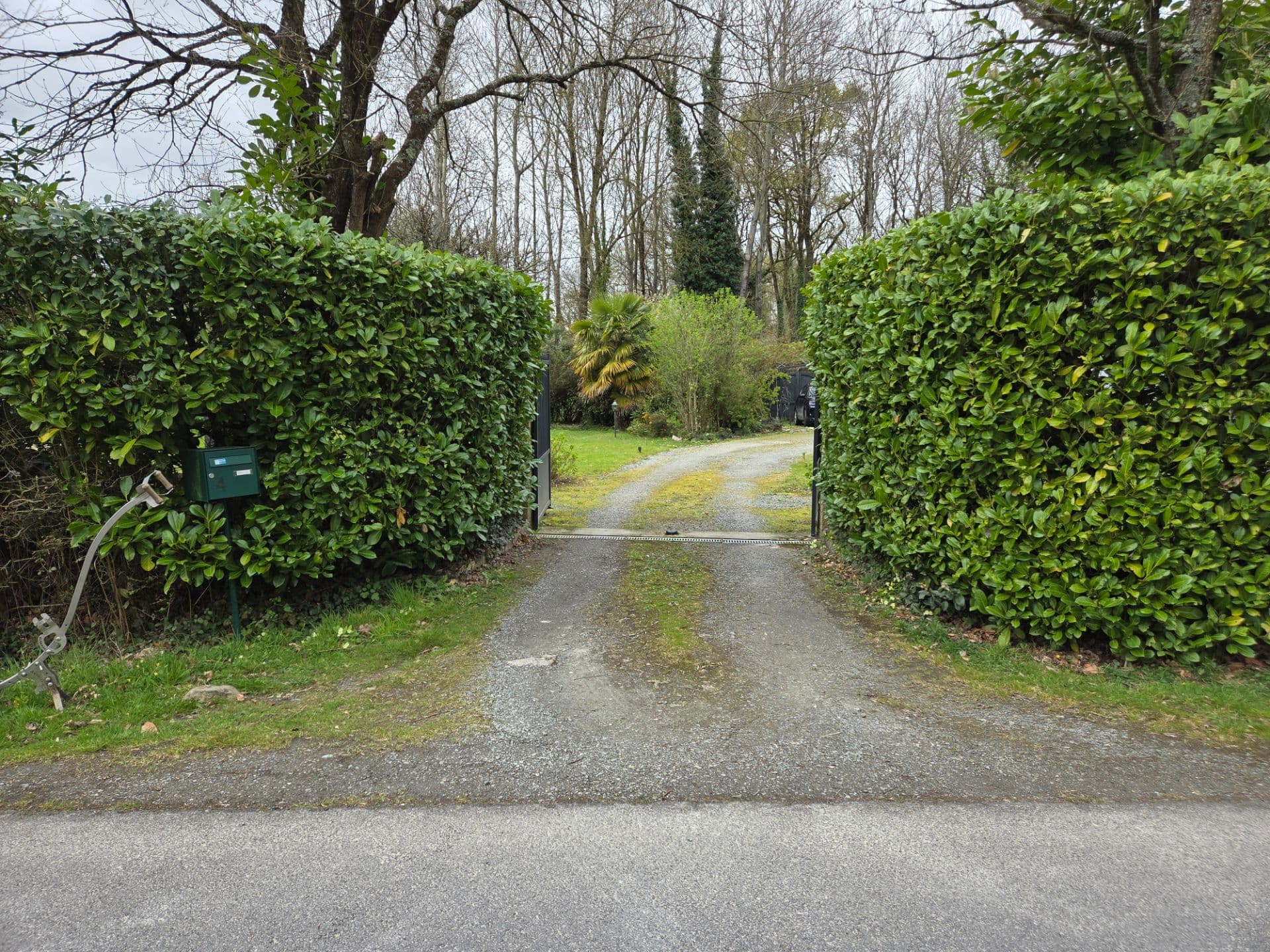 Parce quun jardin cest plus quun decor Aujourd'hui cest désherbage mécanique d'une cour gravillonnée