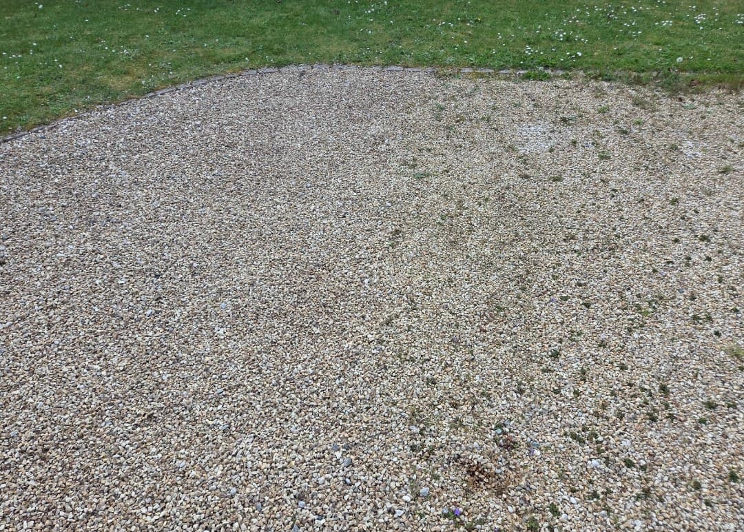 Parce qu'un jardin c'est plus qu'un décor aujourd'hui je te montre la différence entre deux méthodes de désherbage sur une surface en gravier