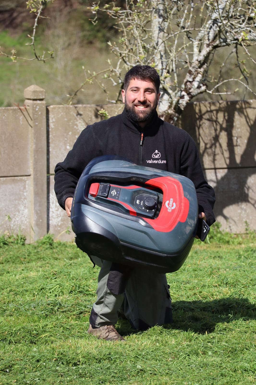 Parce qu'un jardin c'est plus qu'un décor aujourd'hui jai nstallé un robot tondeuse filaire Cramer RM 1500 sur une pelouse qui méritait un entretien moderne