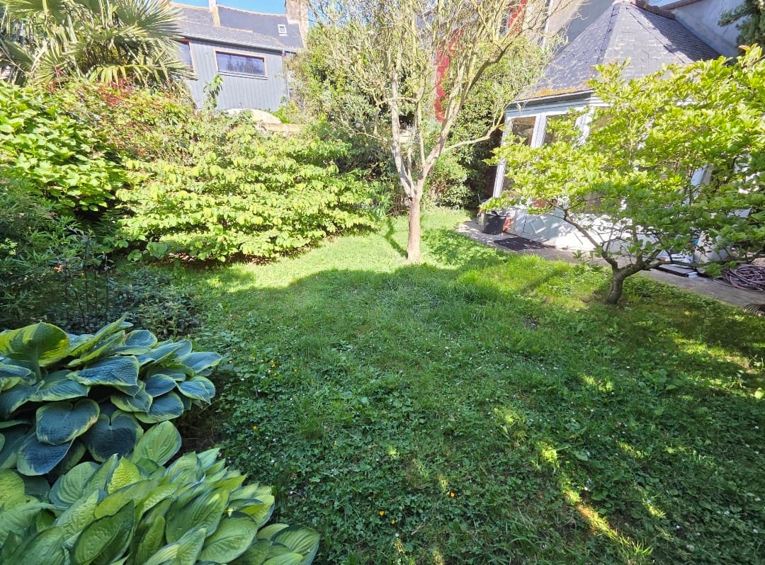 Parce qu'un jardin c'est plus qu'un décor aujourd'hui on a régénéré une pelouse de 25m qui avait besoin d'un vrai coup de neuf