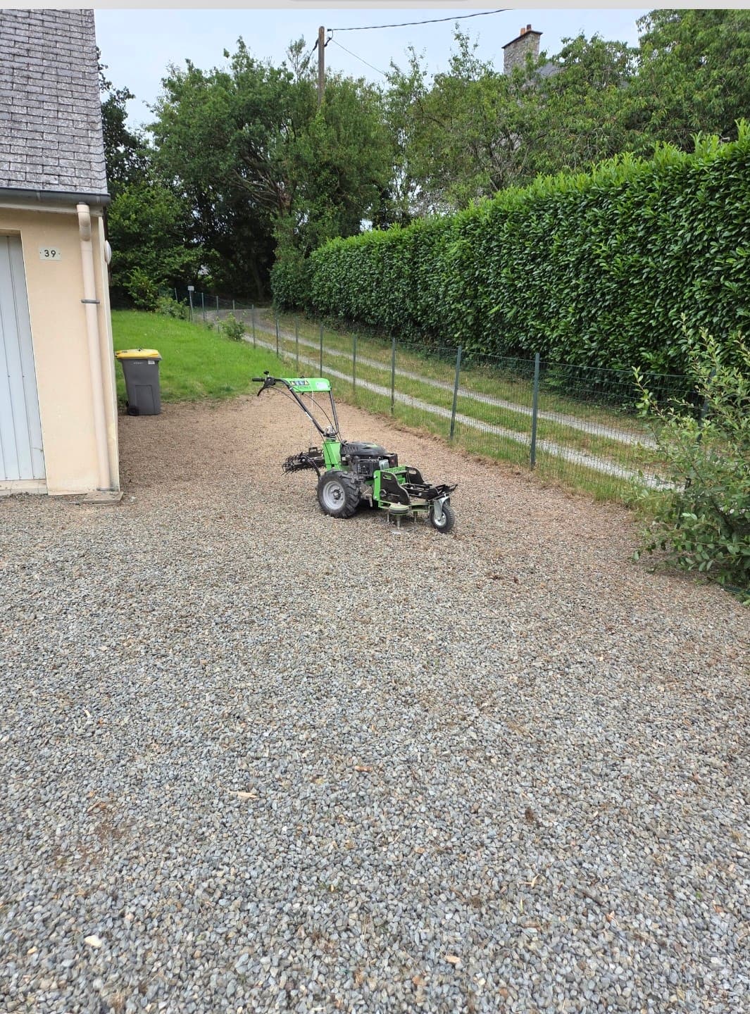 Parce qu'un jardin c'est plus qu'un décor aujourd'hui on a testé le Stab Net 55 d'Avril Industrie sur un espace gravillonné qui en avait bien besoin
