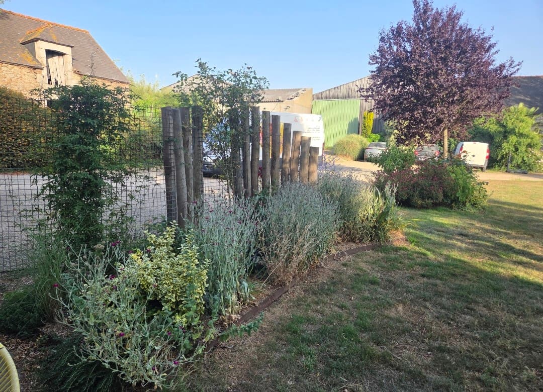 Parce qu'un jardin c'est plus qu'un décor aujourd'hui on a modernisé un espace familial en créant un massif fleuri pour casser la vue sur le parking depuis la terrasse