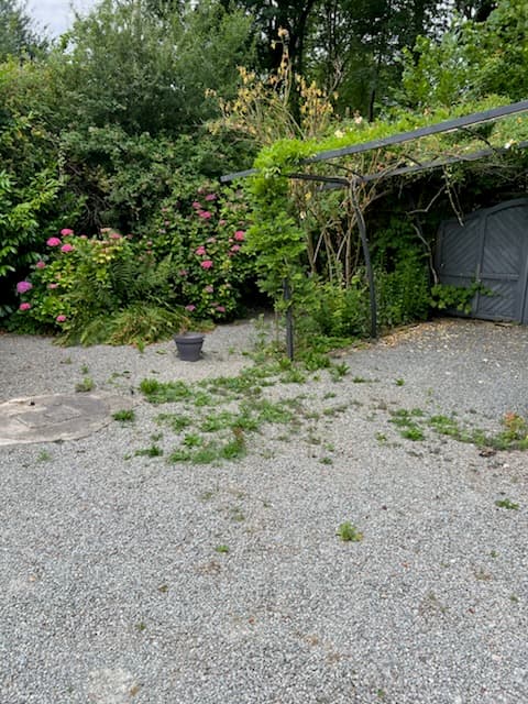 Parce qu'un jardin c'est plus qu'un décor aujourd'hui on a remis au propre une cour gravillonnée à Pleslin-Trigavou