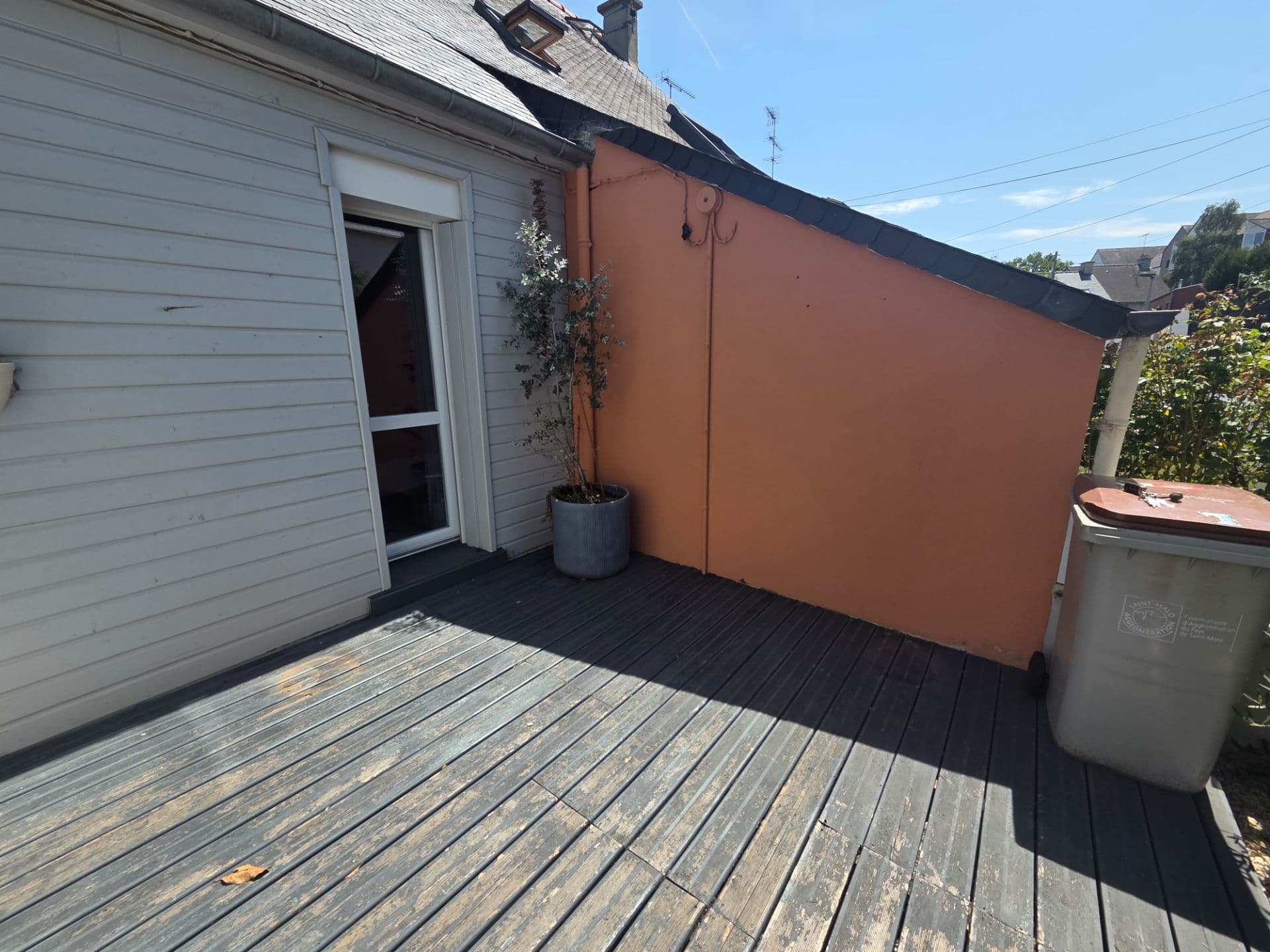 Parce qu'un jardin c'est plus qu'un décor aujourd'hui on a habillé une terrasse malouine avec deux belles plantations en pots émaillés