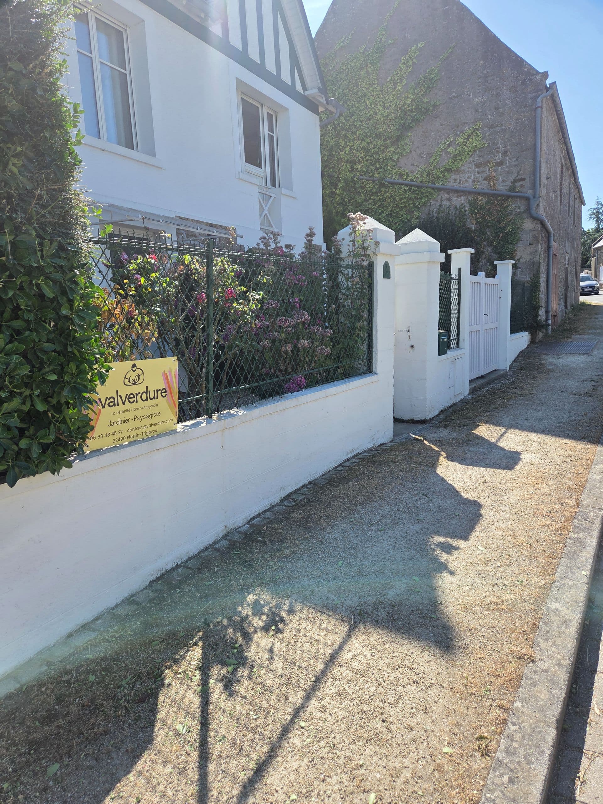 Parce qu'un jardin c'est plus qu'un décor aujourd'hui on a remis de l'ordre dans une entrée avec des massifs bien entretenus