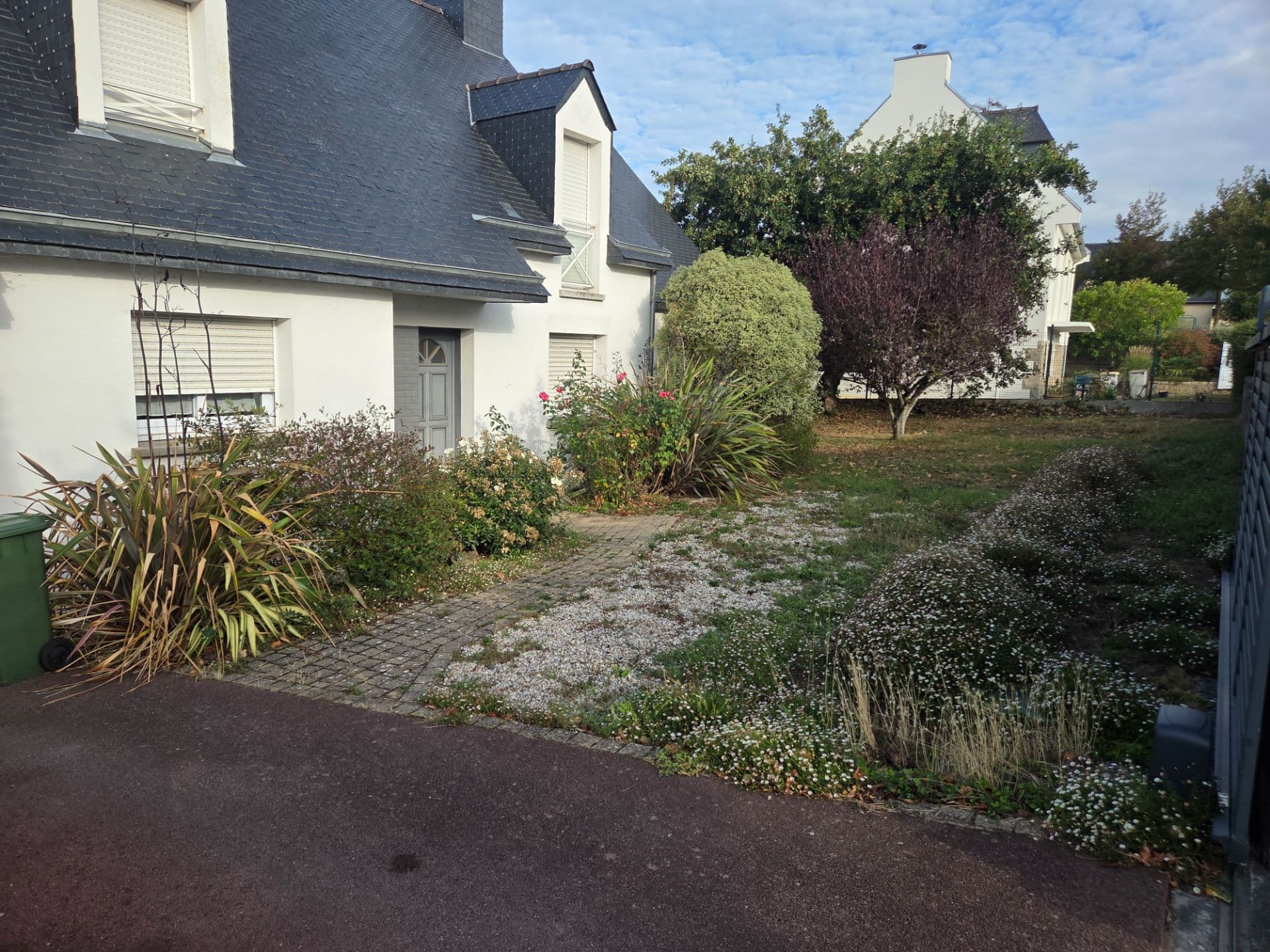 Parce qu'un jardin c'est plus qu'un décor aujourd'hui on a remis de l'ordre dans une entrée de jardin